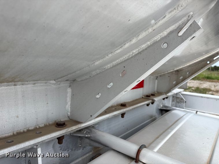 image for item EW1568 1995 Heil fuel trailer