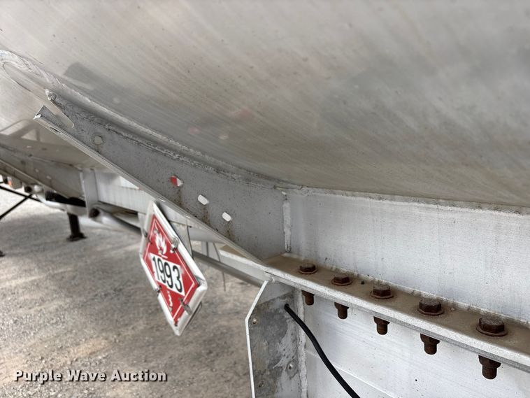 image for item EW1568 1995 Heil fuel trailer
