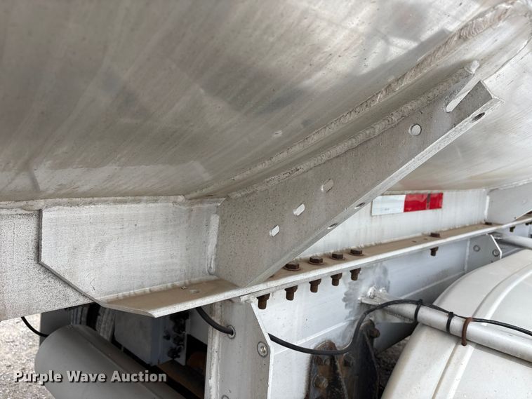 image for item EW1568 1995 Heil fuel trailer