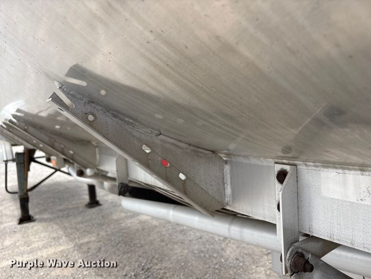 image for item EW1568 1995 Heil fuel trailer