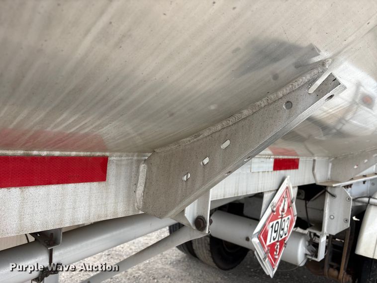 image for item EW1568 1995 Heil fuel trailer