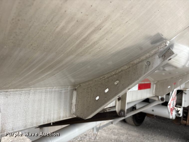 image for item EW1568 1995 Heil fuel trailer