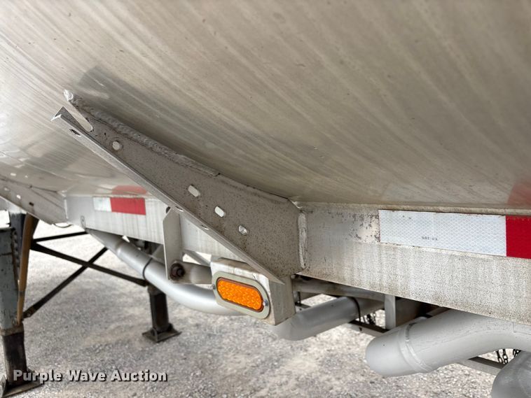 image for item EW1568 1995 Heil fuel trailer