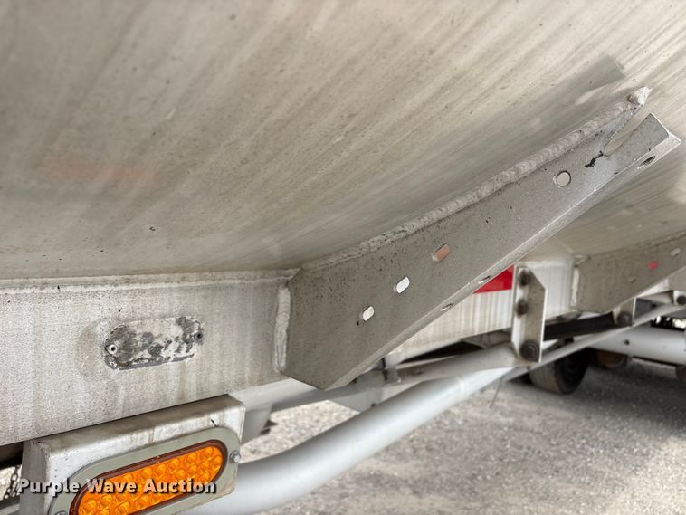 image for item EW1568 1995 Heil fuel trailer