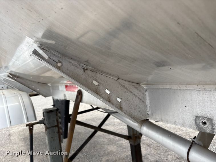 image for item EW1568 1995 Heil fuel trailer