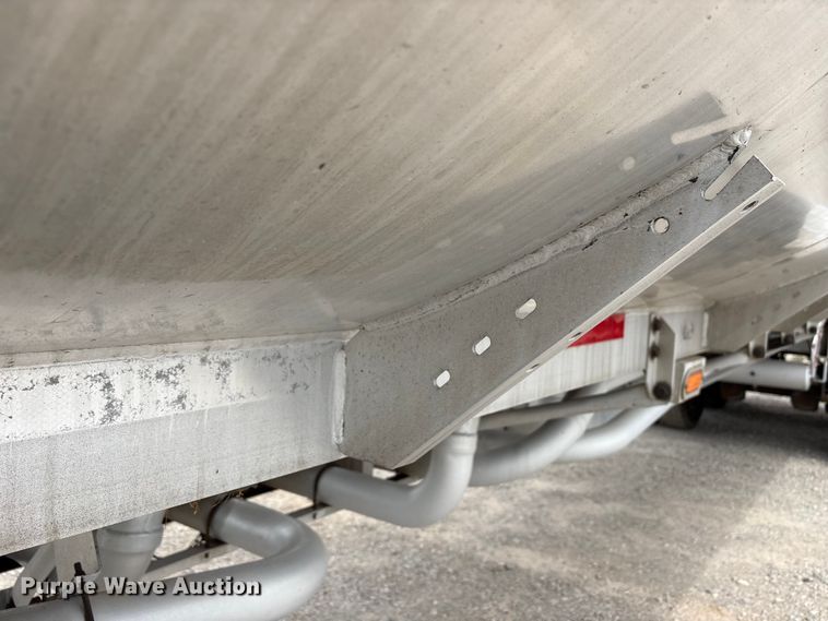 image for item EW1568 1995 Heil fuel trailer