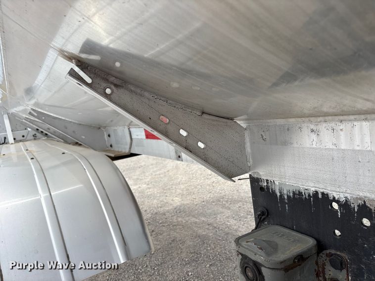 image for item EW1568 1995 Heil fuel trailer