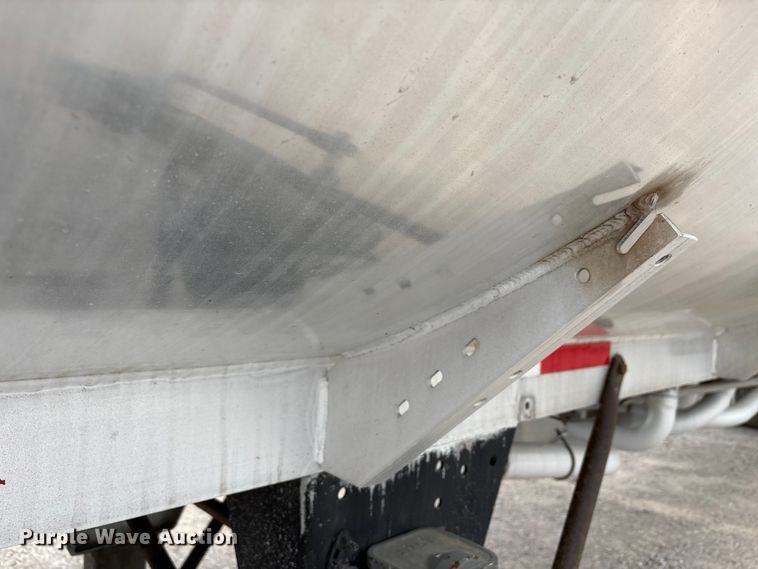 image for item EW1568 1995 Heil fuel trailer