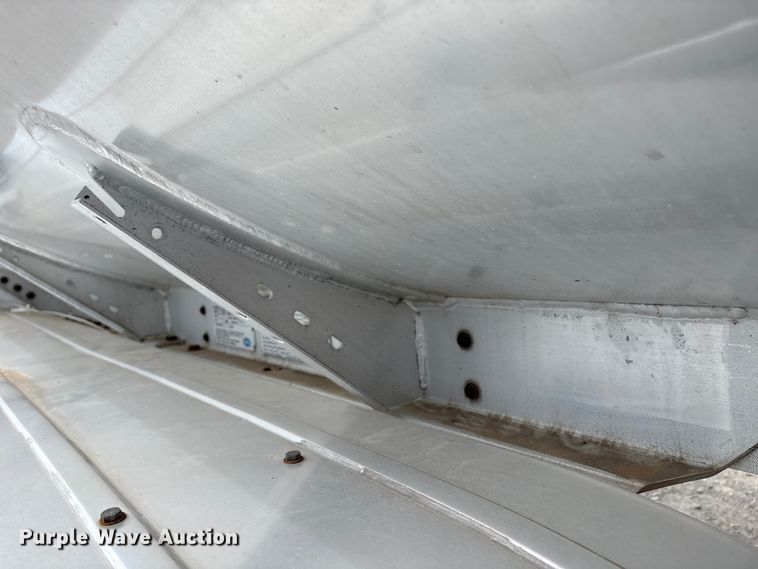 image for item EW1568 1995 Heil fuel trailer