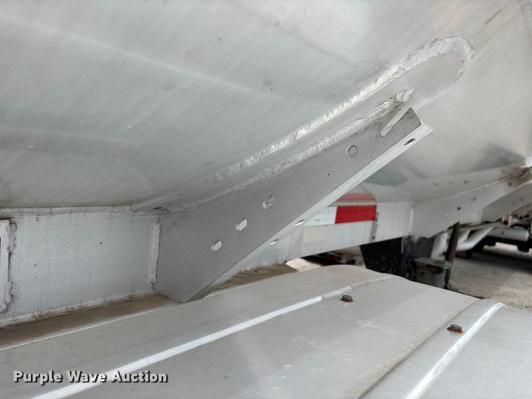 image for item EW1568 1995 Heil fuel trailer