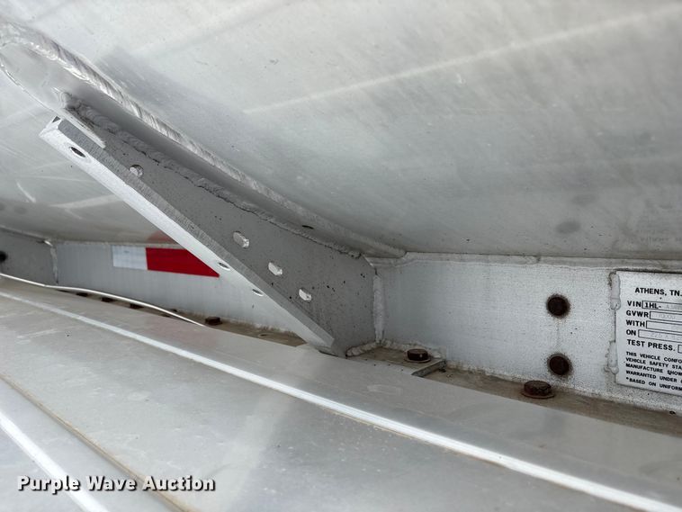 image for item EW1568 1995 Heil fuel trailer