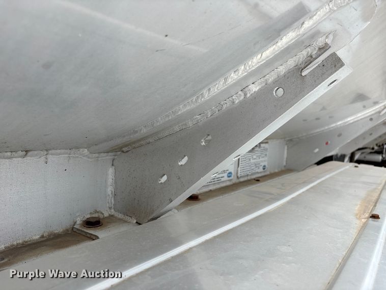 image for item EW1568 1995 Heil fuel trailer