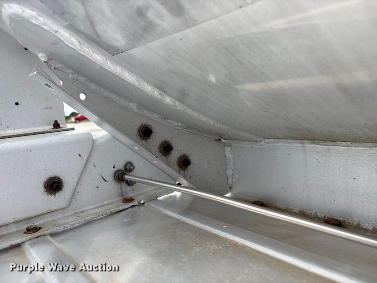 image for item EW1568 1995 Heil fuel trailer