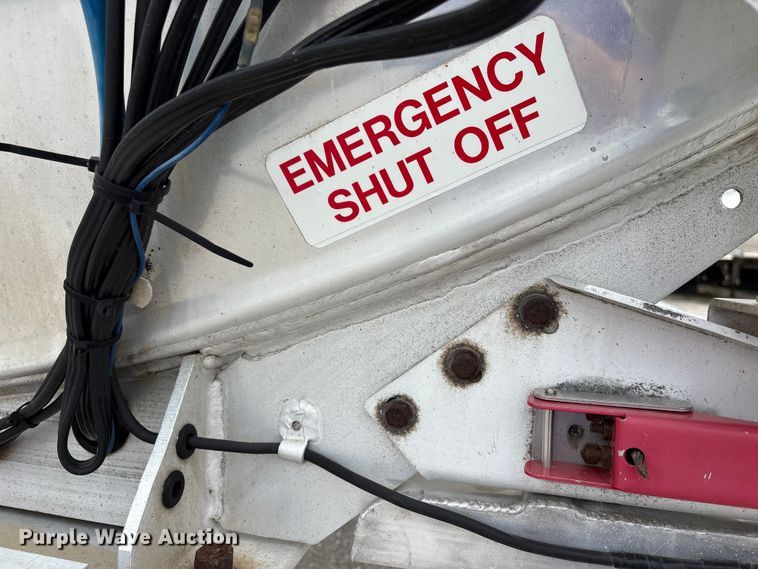 image for item EW1568 1995 Heil fuel trailer
