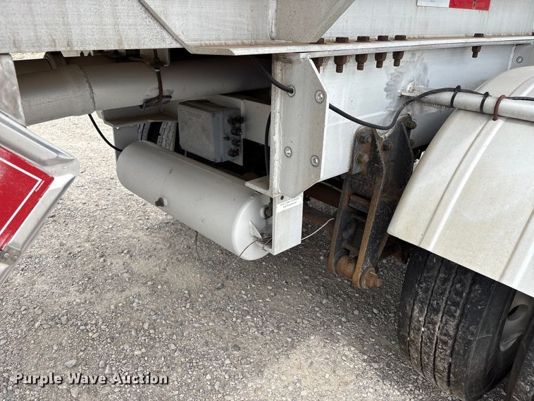 image for item EW1568 1995 Heil fuel trailer