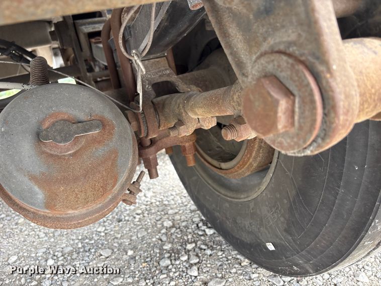 image for item EW1568 1995 Heil fuel trailer