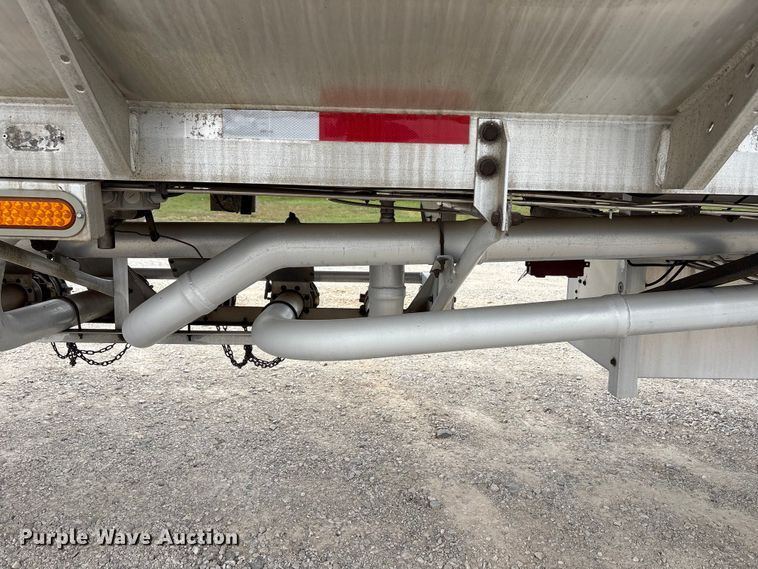 image for item EW1568 1995 Heil fuel trailer