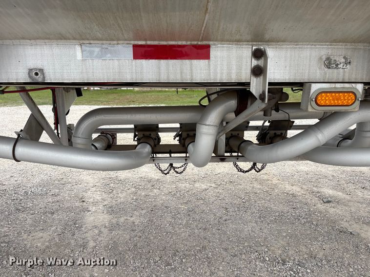 image for item EW1568 1995 Heil fuel trailer
