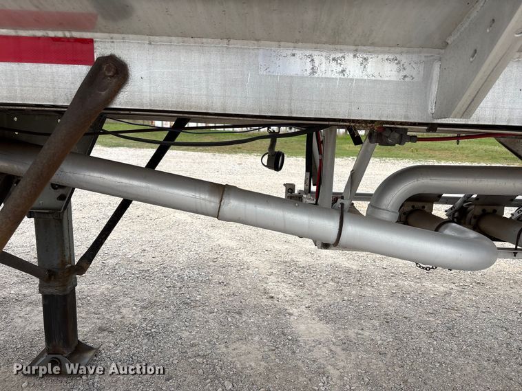 image for item EW1568 1995 Heil fuel trailer