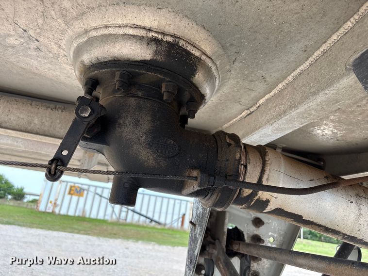 image for item EW1568 1995 Heil fuel trailer