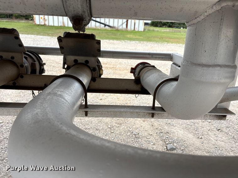 image for item EW1568 1995 Heil fuel trailer