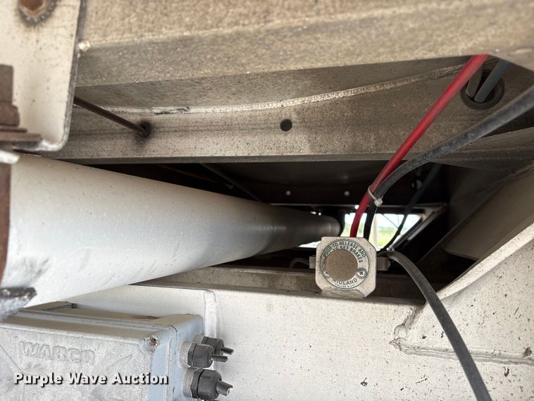 image for item EW1568 1995 Heil fuel trailer
