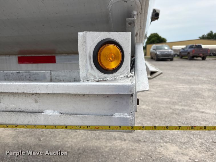 image for item EW1568 1995 Heil fuel trailer