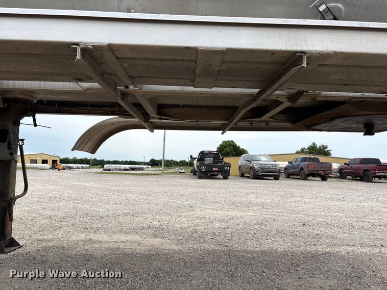 image for item EW1568 1995 Heil fuel trailer