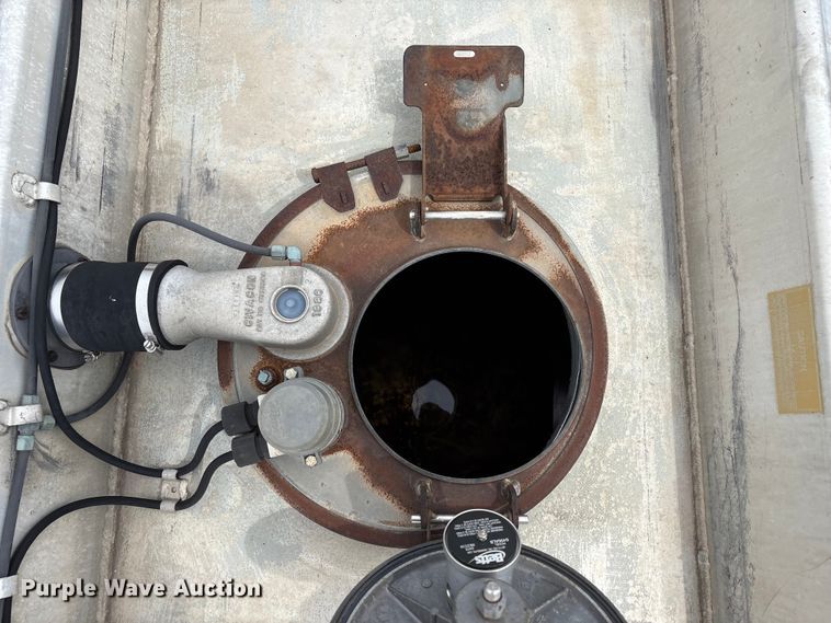 image for item EW1568 1995 Heil fuel trailer