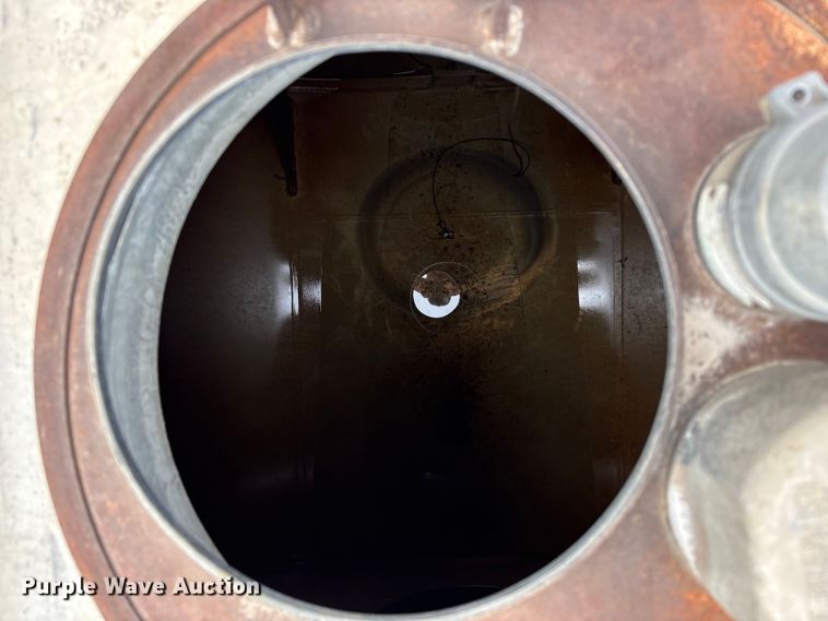 image for item EW1568 1995 Heil fuel trailer