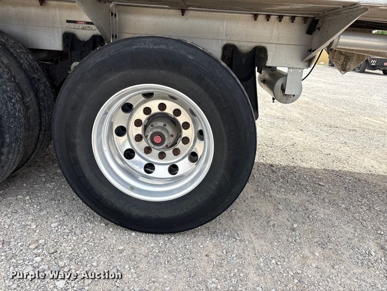 image for item EW1568 1995 Heil fuel trailer