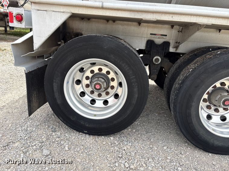 image for item EW1568 1995 Heil fuel trailer