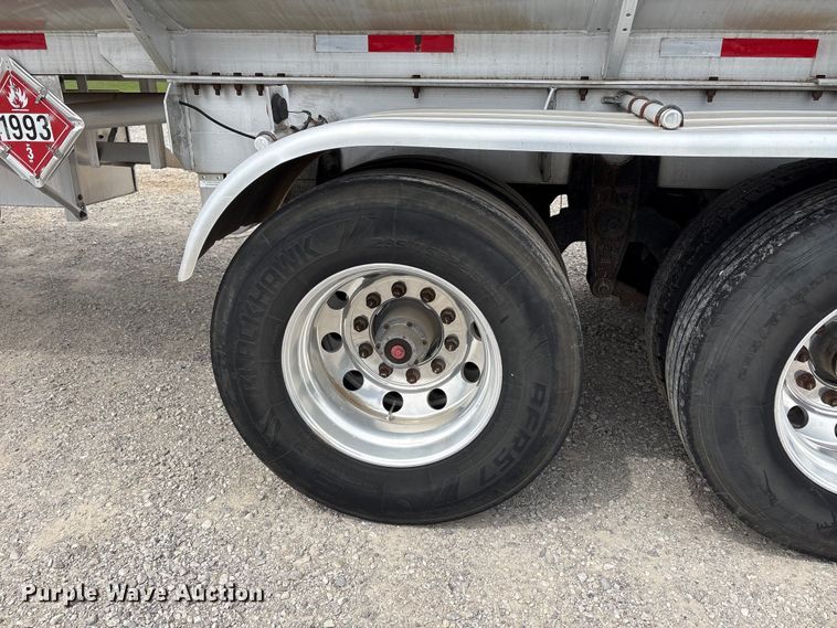 image for item EW1568 1995 Heil fuel trailer