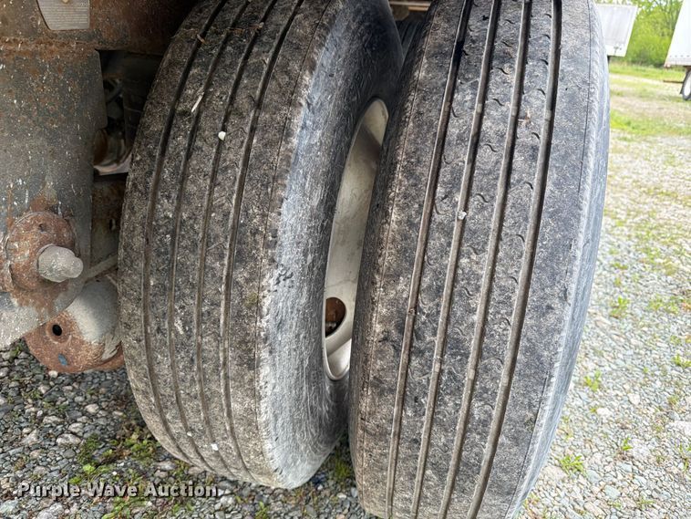 image for item EW2059 2004 Utility dry van trailer