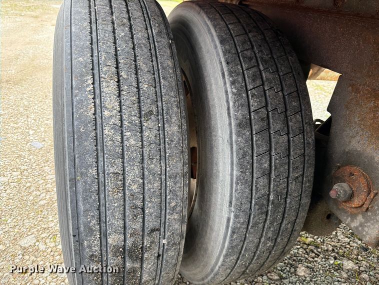 image for item EW2059 2004 Utility dry van trailer