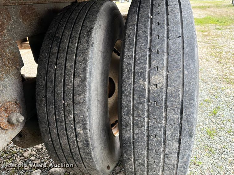 image for item EW2059 2004 Utility dry van trailer