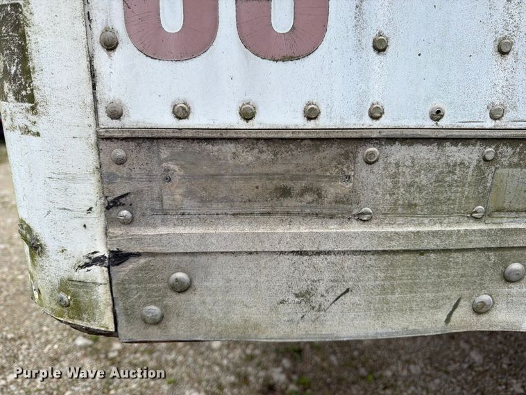 image for item EW2059 2004 Utility dry van trailer