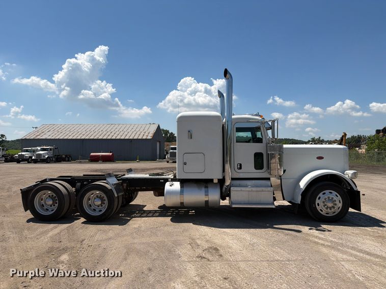 image for item EX4026 2012 Peterbilt 389 semi truck
