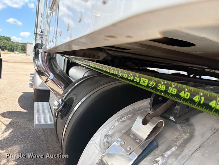 image for item EX4026 2012 Peterbilt 389 semi truck
