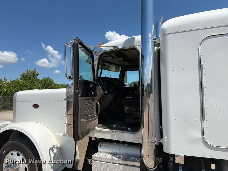 image for item EX4026 2012 Peterbilt 389 semi truck