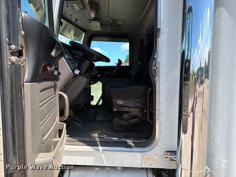 image for item EX4026 2012 Peterbilt 389 semi truck