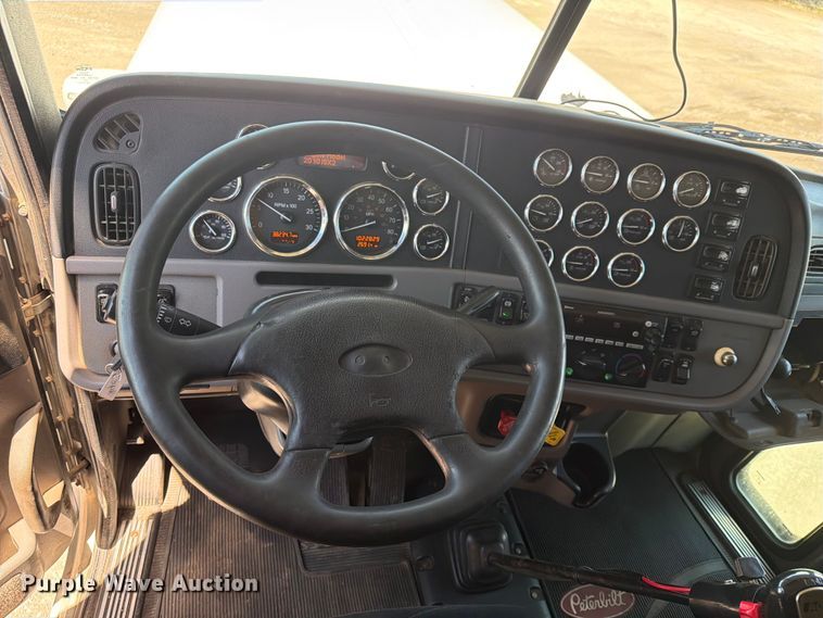 image for item EX4026 2012 Peterbilt 389 semi truck