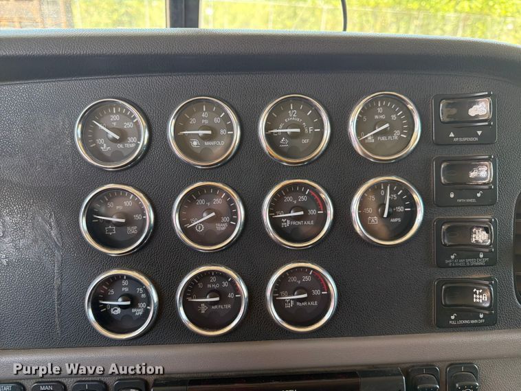 image for item EX4026 2012 Peterbilt 389 semi truck