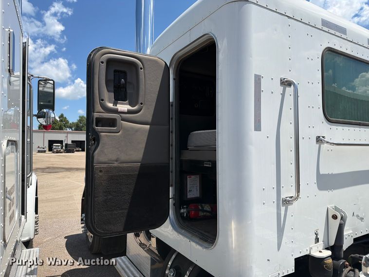 image for item EX4026 2012 Peterbilt 389 semi truck