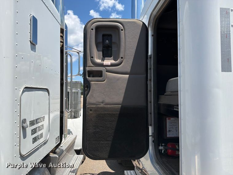 image for item EX4026 2012 Peterbilt 389 semi truck