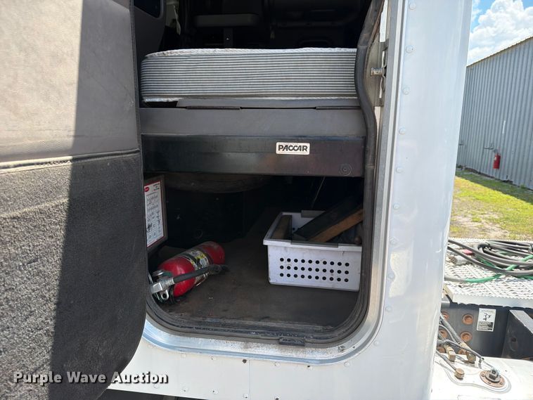 image for item EX4026 2012 Peterbilt 389 semi truck