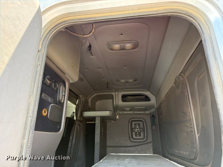 image for item EX4026 2012 Peterbilt 389 semi truck