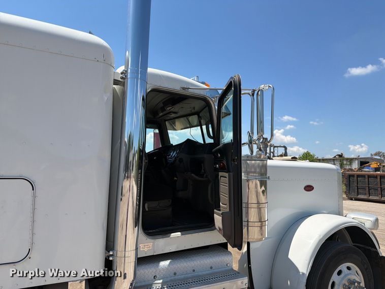 image for item EX4026 2012 Peterbilt 389 semi truck