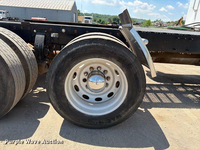 image for item EX4026 2012 Peterbilt 389 semi truck