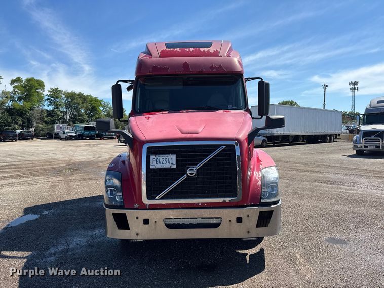 image for item FB5728 2006 Volvo VNL semi truck